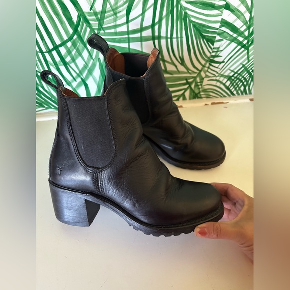 Frye Sabrina Chelsea Trendy Black Leather Classic Casual Heeled Moto Ankle Boots - Picture 4 of 8